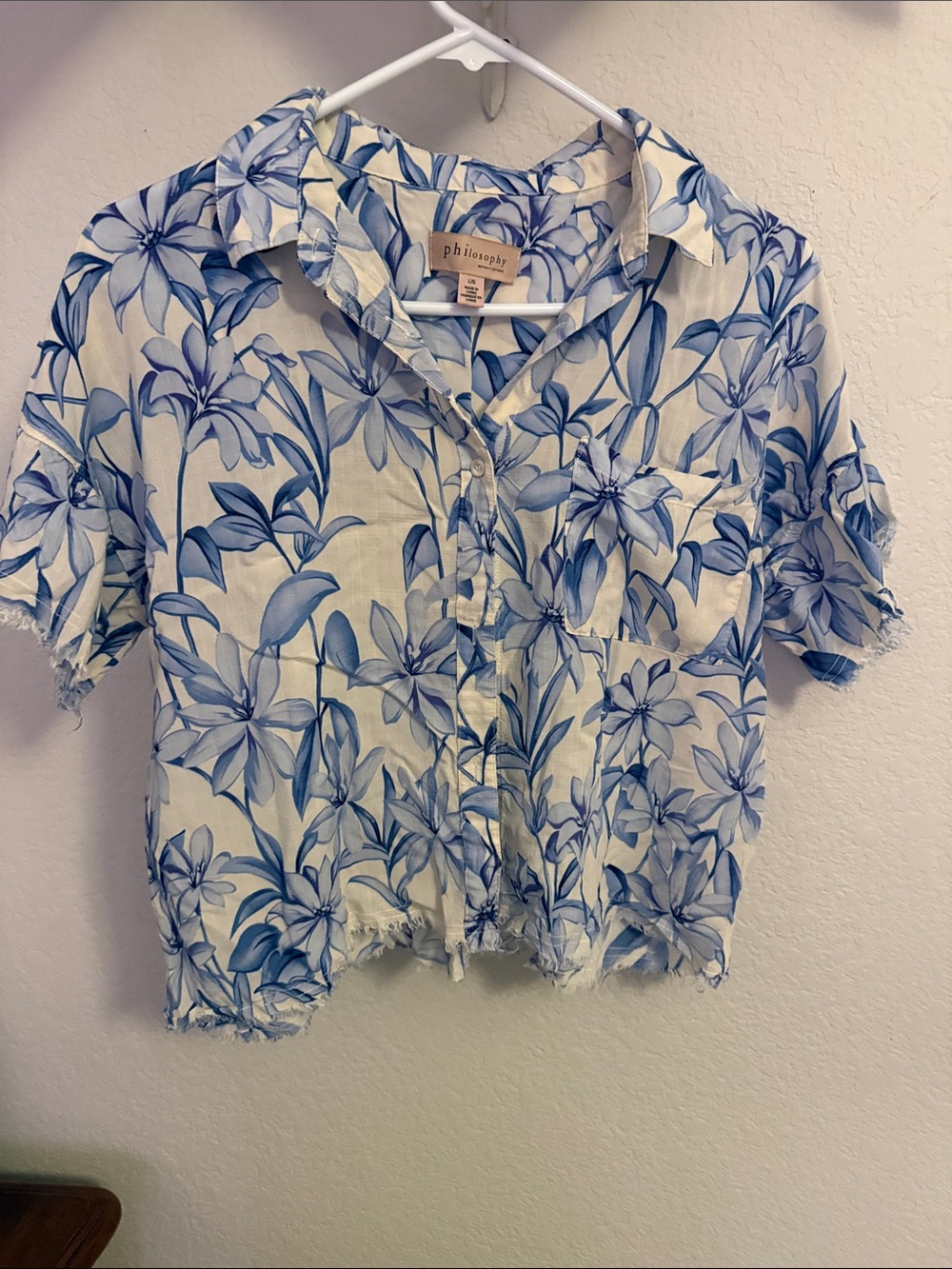 Philosophy White and Blue Floral Cropped Button-Up Shirt